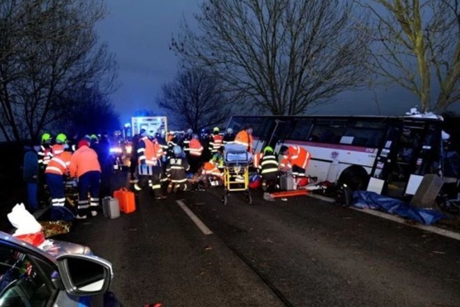 V hudi prometni nesreči blizu Prage trije mrtvi in prek 40 ranjenih