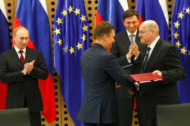 Na uradnem obisku Vladimirja Putina v Sloveniji leta 2011 s takratnima predsednikom uprave družb Geoplin plinovodi in Gazprom...