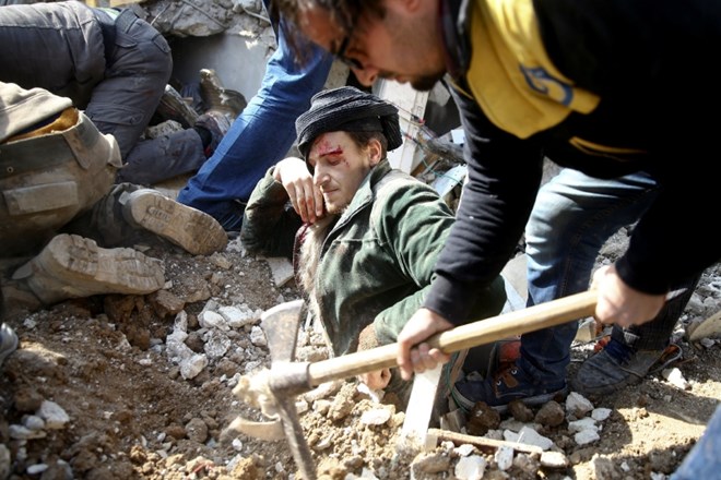 Poškodovani po letalskem napadu v predmestju Damaska v Siriji