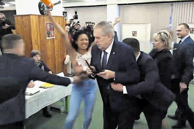 Aktualnega češkega predsednika Miloša Zemana so na volišču pred razgaljeno protestnico iz skupine Femen, nezadovoljno z...