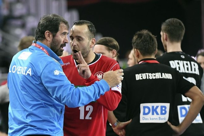 Veselin Vujović se je v znak protesta ob sporno dodeljeni sedemmetrovki postavil med vratnici slovenskega gola.