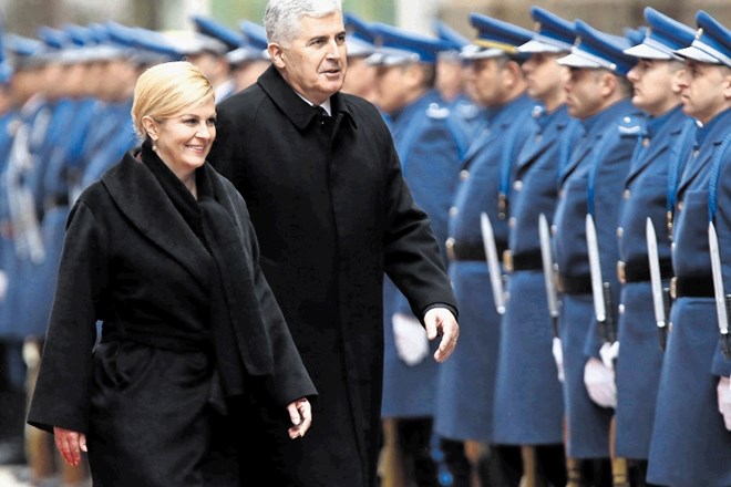 Hrvaška predsednica Grabar-Kitarovićeva in predsedujoči predsedstvu BiH Čović pregledujeta častno stražo.