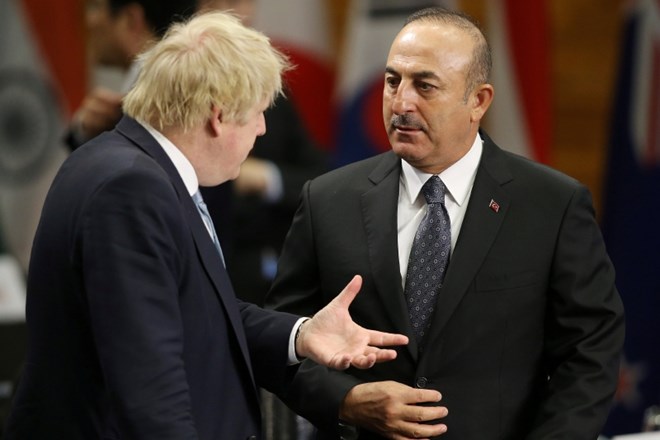 Turški zunanji minister Mevlüt Cavusoglu med pogovorom z britanskim zunanjim ministrom Borisom Johnsonom.