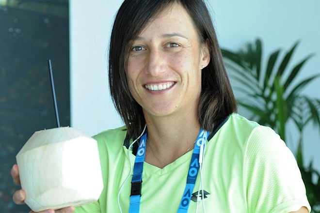 Katarina Srebotnik se po vsakem dvoboju v Melbournu nagradi s svežim kokosovim mlekom
