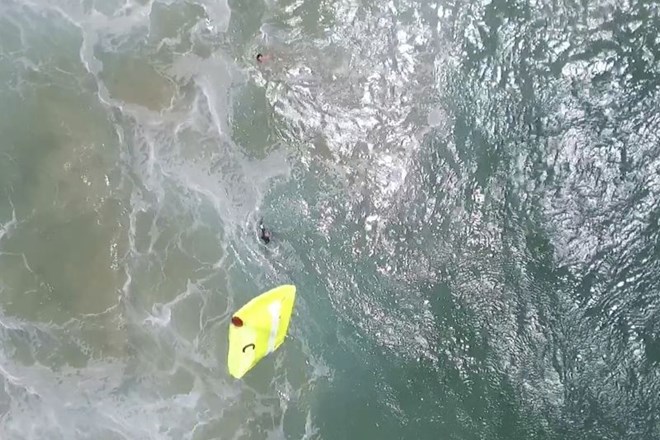 #video Najstnika iz razburkanega avstralskega morja rešil dron