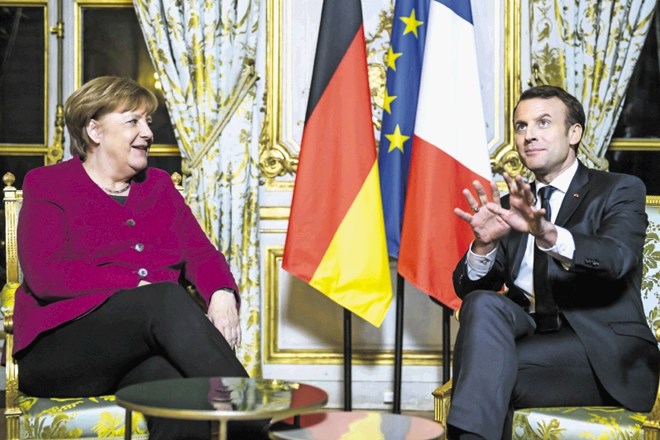 Francoski predsednik Macron je bil precej razigran pred današnjimi pogovori z nemško kanclerko Merklovo v Elizejski palači.