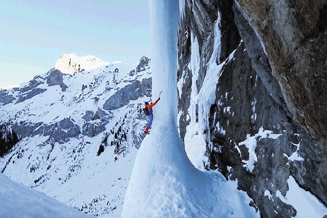 Dani Arnold med plezanjem ledenega slapu Beta Block Super