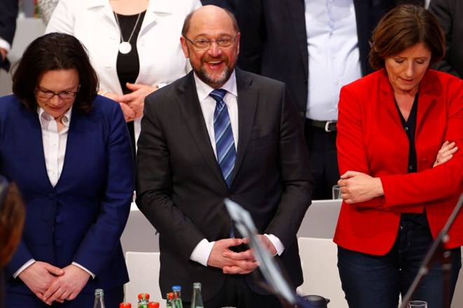 Predsednik SPD Martin Shulz ob Andrei Nahles in podpredsednici Malu Dreyer.