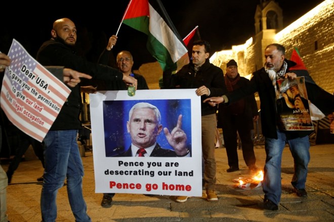 Palestinci protestirajo obisku ameriškega podpredsednica Mikea Pencea.