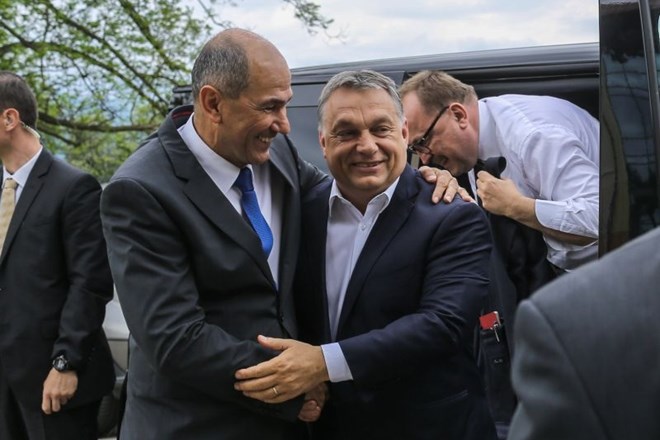 Janez Janša in Viktor Orban na kongresu SDS maja lani