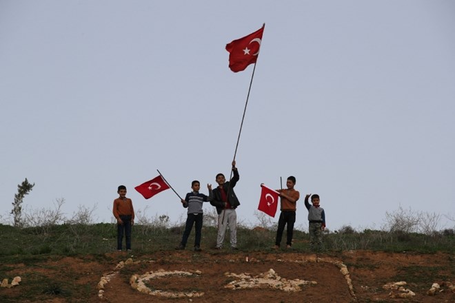 V Turčiji aretirali 24 ljudi zaradi suma širjenja propagande proti ofenzivi v Siriji