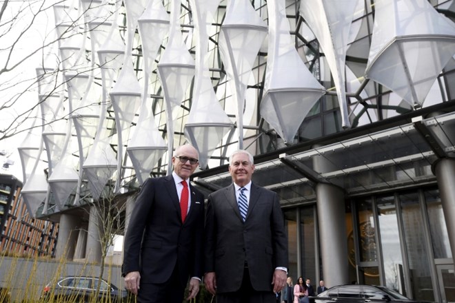 Rex Tillerson in Woody Johnson, ameriški ambasador v Veliki Britaniji, pred ameriško ambasado v Londonu.