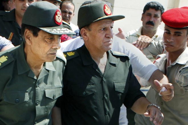 Predsedniški kandidat Sami Anan (na desni) obkrožen z vojaško policijo.