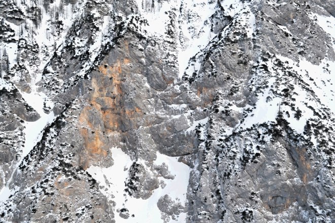Južna stena Špegovca v bližini slapu Čedca nad Jezerskim je bila včeraj po natančno desetih letih spet usodna za planinca.