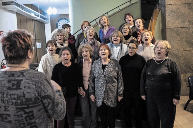 Ženski pevski zbor Generacija '57 sestavljajo nekdanje članice radijskega otroškega in mladinskega pevskega zbora.