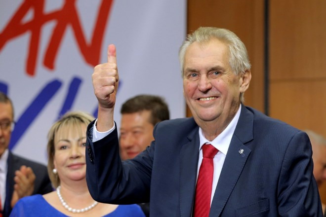 Miloš Zeman je svojo zmago pozdravil z dvignjenim palcem.