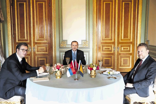 Turški predsednik Erdogan (v sredini) se je z organizacijo sestanka med srbskim predsednikom Vučićem (levo)  in članom...