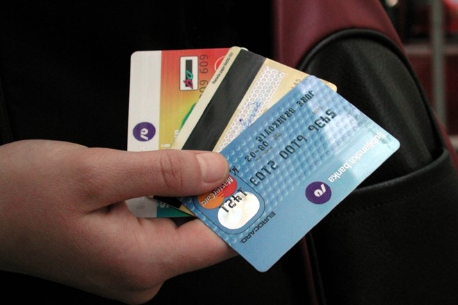 Prepoved zaračunavanja nadomestil velja za vse kartice, ki jih potrošnikom v Sloveniji izdajajo ponudniki plačilnih...