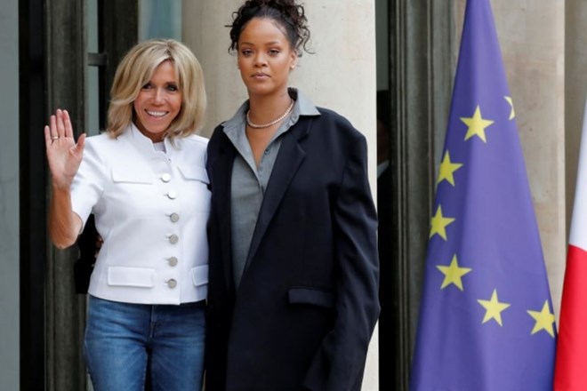 Ko se je Rihanna lani poleti sestala s francoskim predsednikom Emmanuelom Macronom v Parizu, se je spoznala tudi s prvo damo...