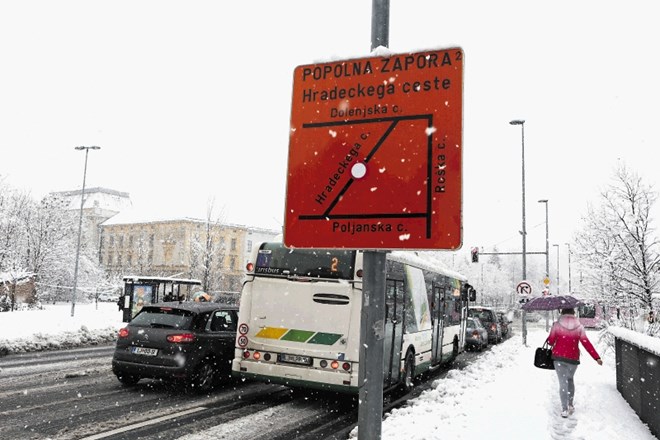 Če so izvajalci prenove Hradeckega ceste  doslej imeli srečo z vremenom, utegne  daljše obdobje snežnih padavin še podaljšati...