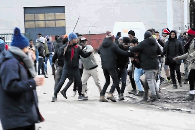 S posnetka spopadov med migranti, kot jih je ujela kamera francoskih medijev.