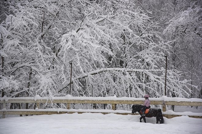 V Moskvi rekordne snežne padavine zahtevale življenje 