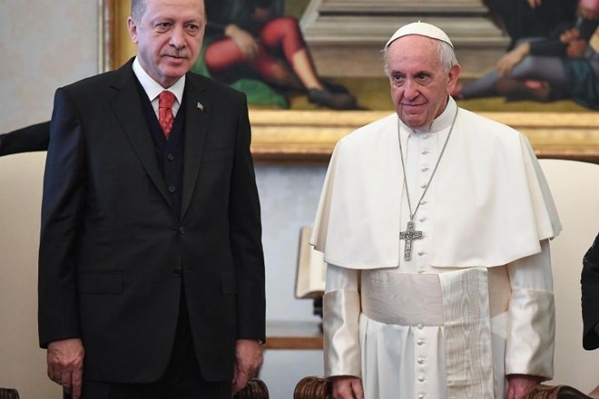 Turški predsednik na srečanju s papežem Frančiškom.