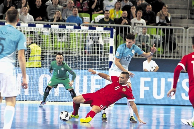 Rusija (v rdečem dresu Eder Lima, ki je dosegel prvi gol) je v četrtfinalu evropskega prvenstva v dvoranskem nogometu z 2:0...