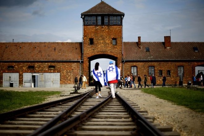 Poljski predsednik podpisal sporni zakon o holokavstu 