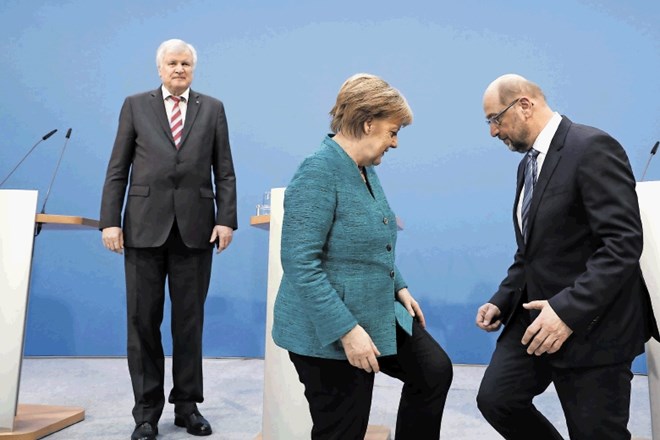 Kanclerka Angela Merkel (v sredini), vodja Krščansko-socialne unije  Horst Seehofer (levo)  in vodja SPD Martin Schulz so...
