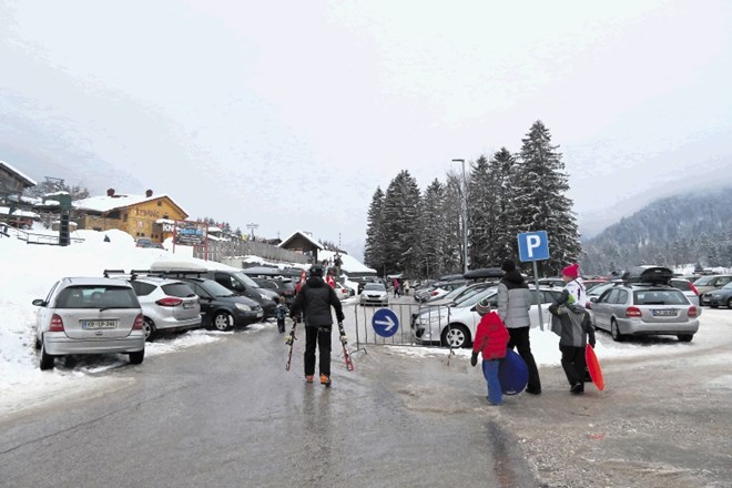 Kranjskogorski komunalni delavci so parkirišča očistili snega, na povečan obisk pa so poleg turističnih delavcev pripravljeni...