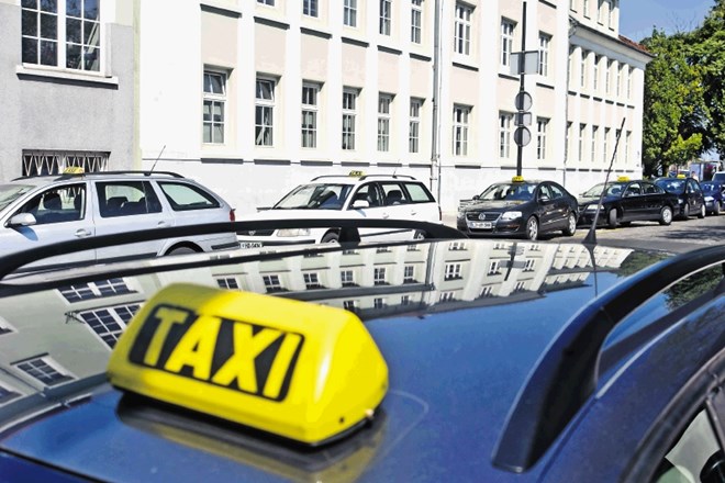 Ljubljanska občina odvzame dovoljenje za opravljanje dejavnosti taksi prevozov, če voznik ni zaposlen pri avtotaksi...