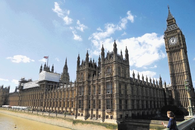 Poslopje britanskega parlamenta bo šlo kmalu v temeljito prenovo. Pravkar sprejeto poročilo pa naj bi pripomoglo, da bo...