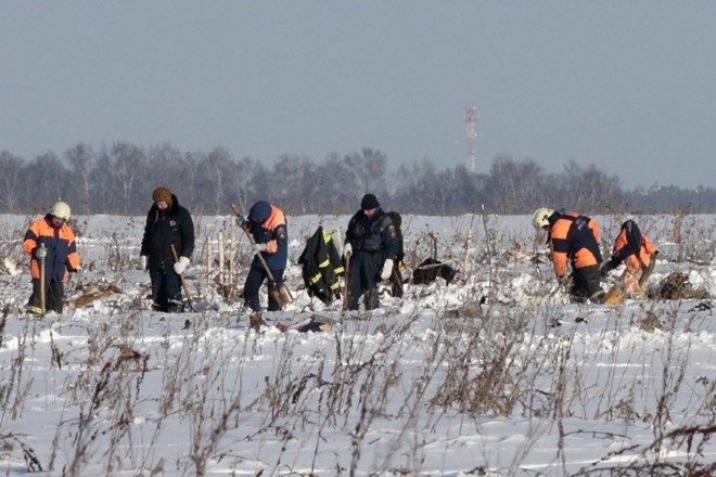Iskanje trupel letalske nesreče v Rusiji se nadaljuje.