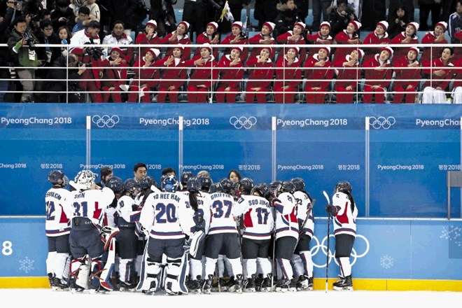 Združeno hokejsko ekipo Koreje podpirajo tudi organizirane severnokorejske navijačice.