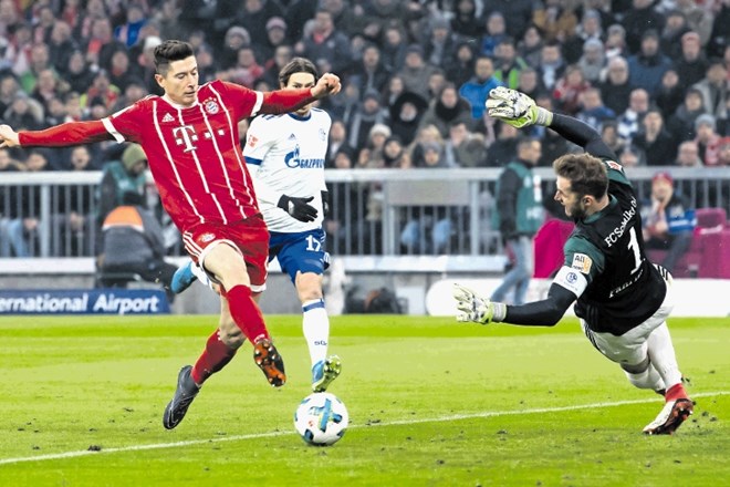 Napadalec Bayerna Robert Lewandowski (levo) je ob prvenstveni zmagi proti Schalkeju (2:1) zadel na 11. zaporedni domači tekmi...