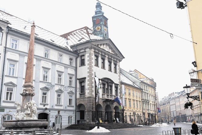 Ljubljanska občina bo očitno kmalu prenovila fasado na mestni hiši, saj že išče izvajalca za prenovo.