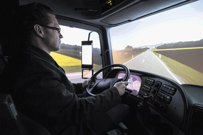 Voznik je v simulatorju varne vožnje izpostavljen podobnim doživljanjem kot na cesti.
