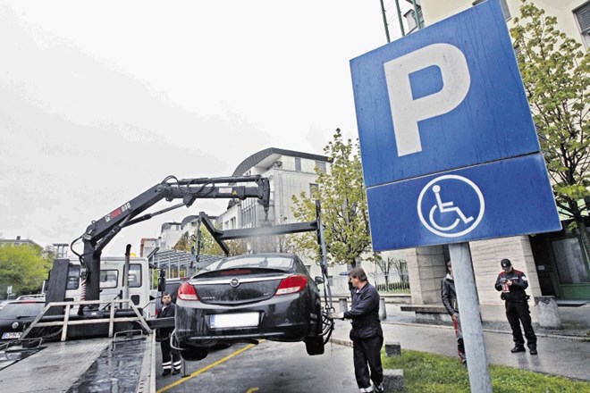 Podobno kot v prestolnici (na fotografiji)  bo pajek napačno parkirana vozila odvažal tudi na Bledu.