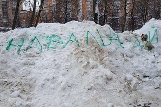 Ko se v snegu pojavi ime Aleksej Navalni, delavci hitreje odstranijo odvečne kupe