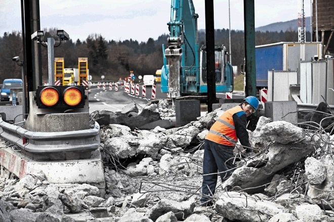 Leta 2013 je Dars prvič začel odstranjevati cestninske postaje, med drugim je takrat porušil tudi betonske otoke cestninske...