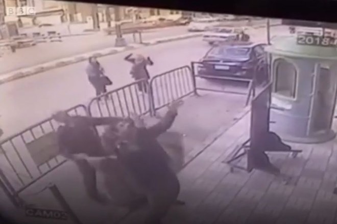 #video Policist nepričakovano ujel otroka, ki je padel s 3. nadstropja stavbe 