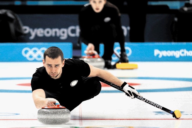 Ruski igralec curlinga Aleksander Krušelnicki (v ozadju soigralka in žena Anastazija Brizgalova) bo moral zaradi dopinga...