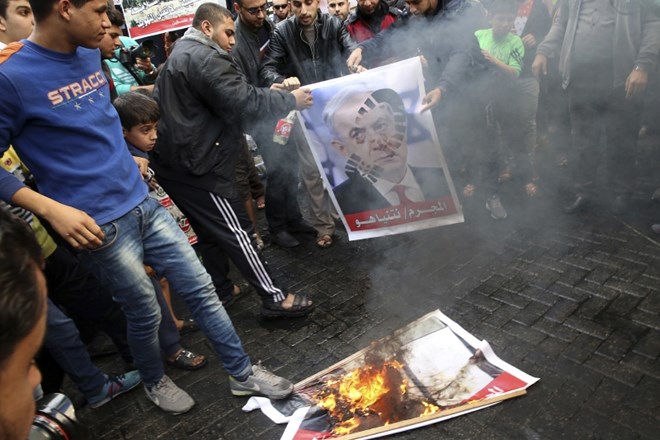 Protesti v Gazi decembra lani, ko je Donald Trump razglasil, da bodo ZDA svoje veleposlaništvo premaknile v Jeruzalem.