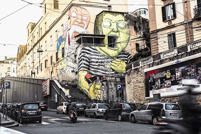 Na pročelju stavbe je bolonjski umetnik mednarodnega slovesa Blu ustvaril velik grafit jetnika v okovih.