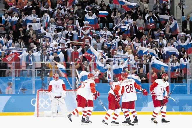 Ruski športniki v Pjongčangu ne uporabljajo nacionalnih barv, kar pa ne velja za navijače na tribunah.