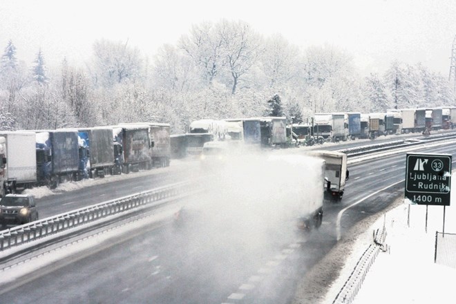 Ker so počivališča   v času sneženja polna vozil, ostane za izločanje tovornjakov pogosto na voljo le odstavni pas avtocest.