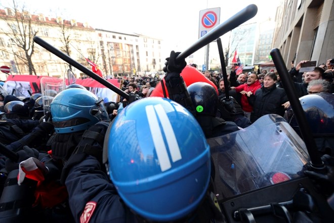 Spopadi med policisti in antifašisti v Milanu.