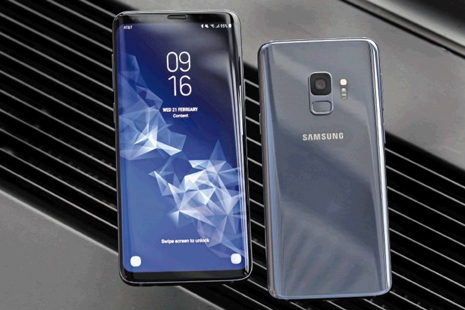Samsungov galaxy s9+ (levo) in s9 (desno)
