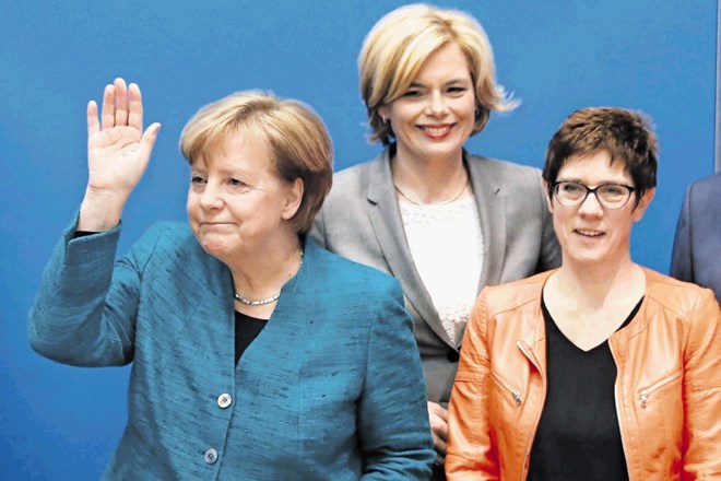 Angela Merkel z verjetno novo kmetijsko ministrico Julio Klöckner (v sredini) in novo generalno sekretarko CDU Annegret Kramp...